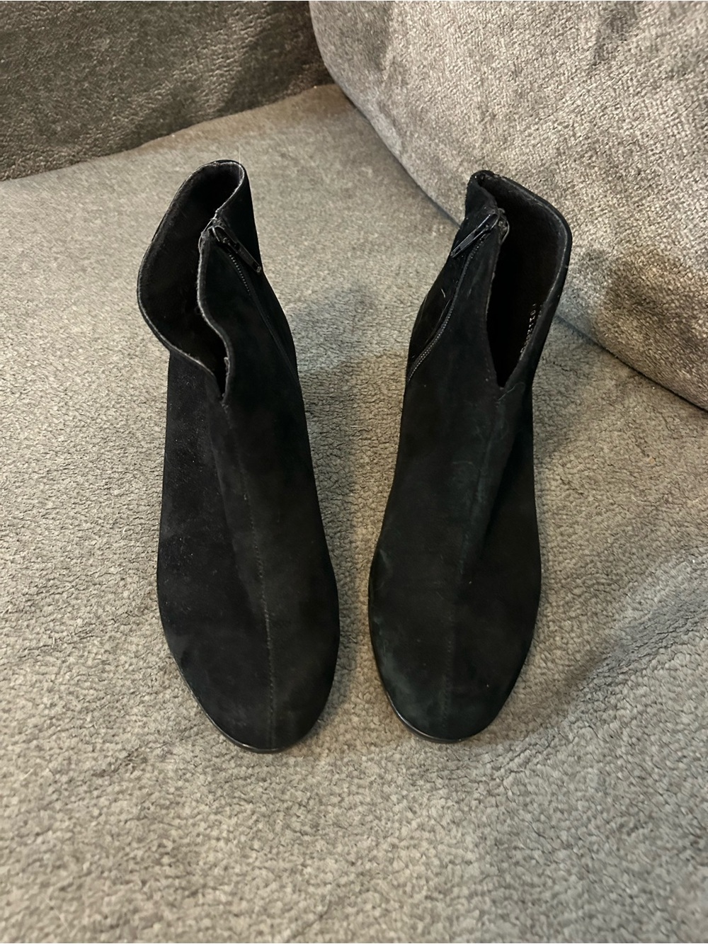 NWOT. Munro Black Suede Ankle Booties with Side Zip